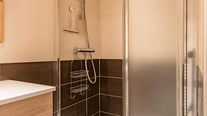 Douche à l'italienne avec porte de douche coulissante