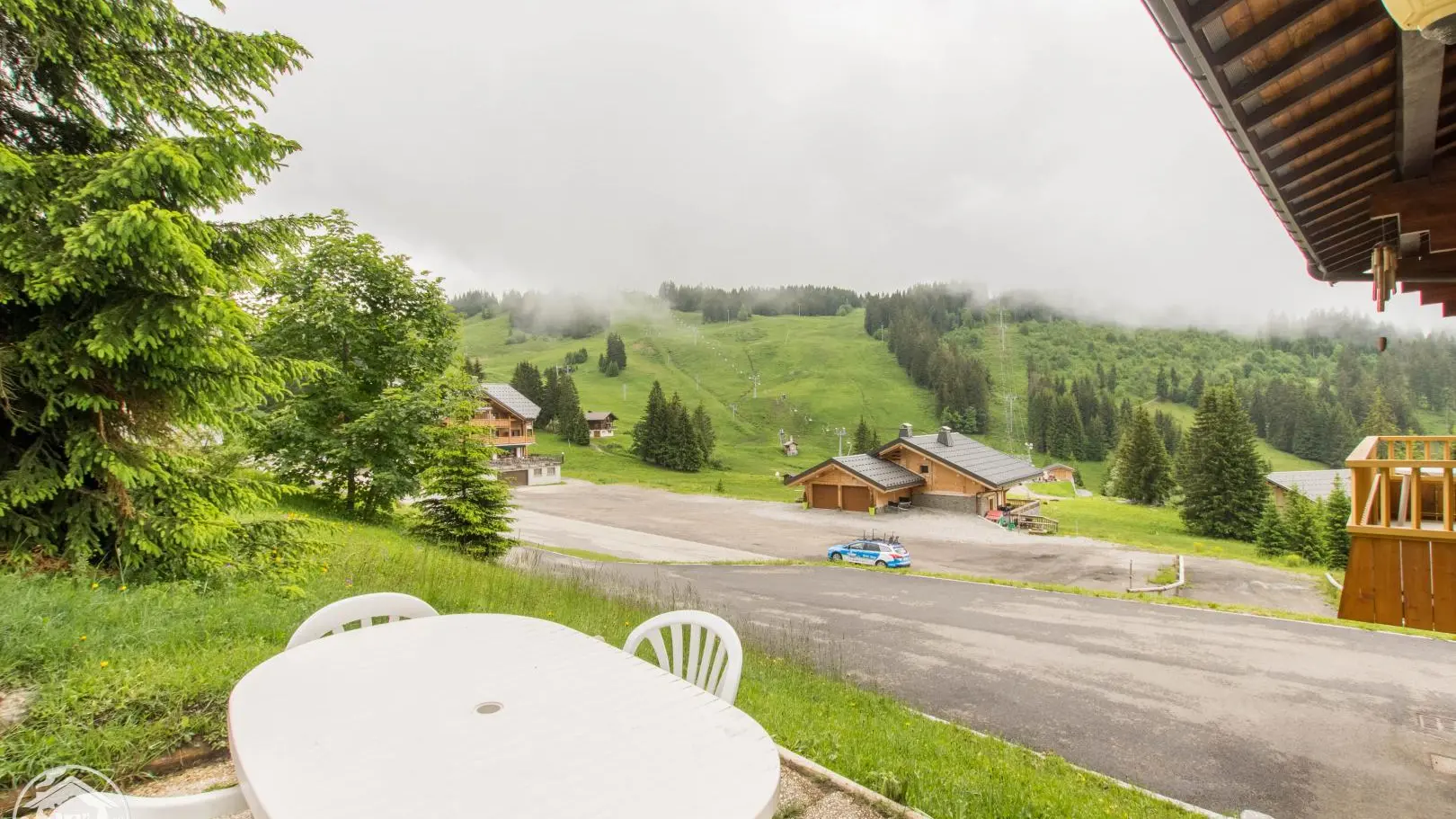 Coin terrasse sur l'arrière du chalet, en bordure de forêt