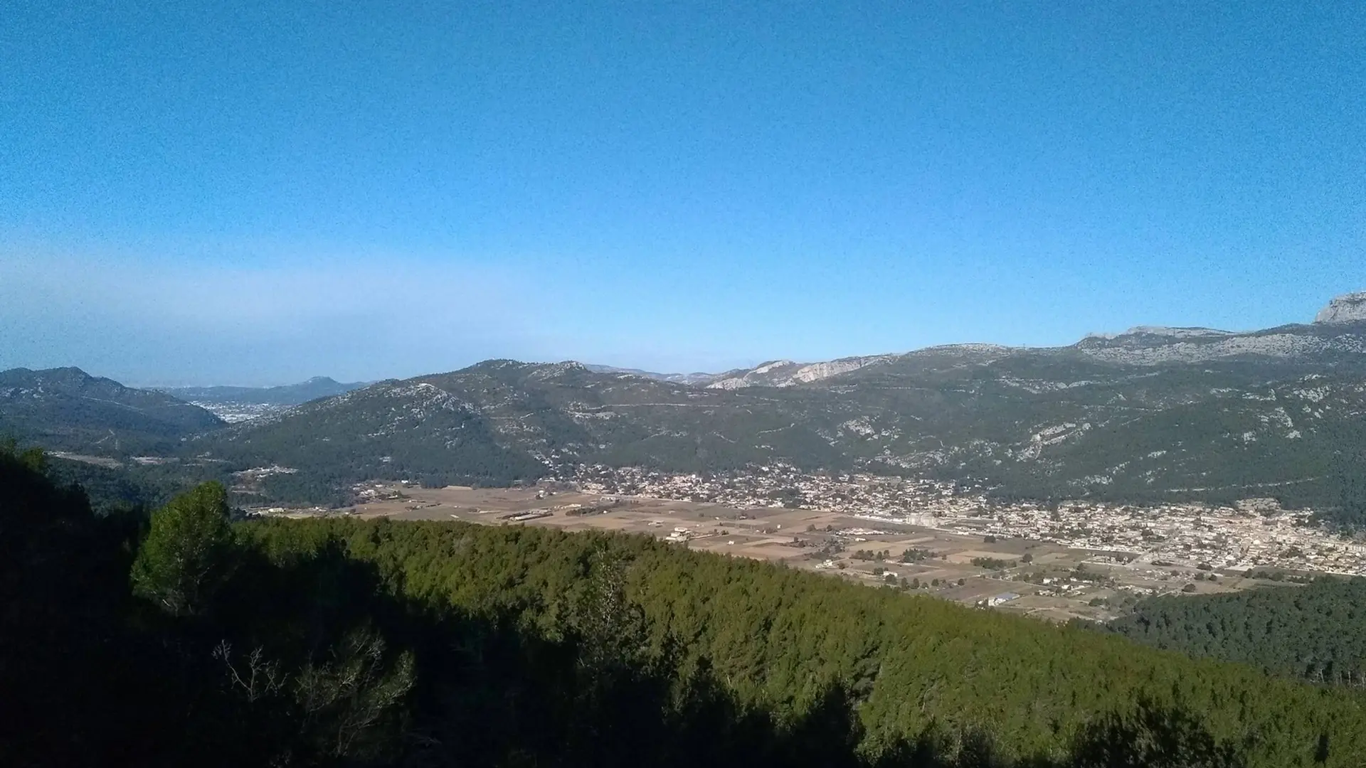 Panorama sur la plaine de Cuges-les-Pins et la crête de la Sainte-Baume