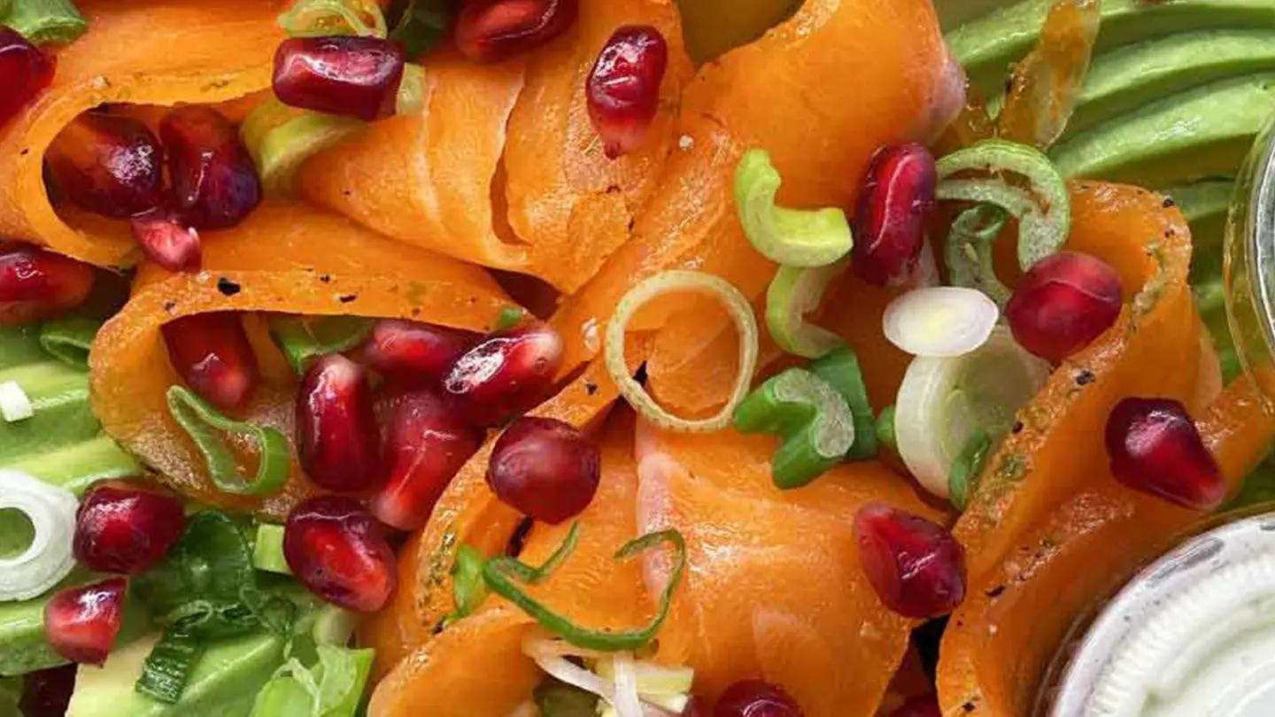 Prepration de salade avec des produits frais