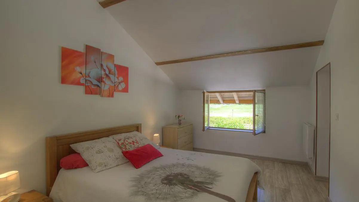 Chambre 2 : Lit 140 cm avec sa salle d'eau et WC privé.
