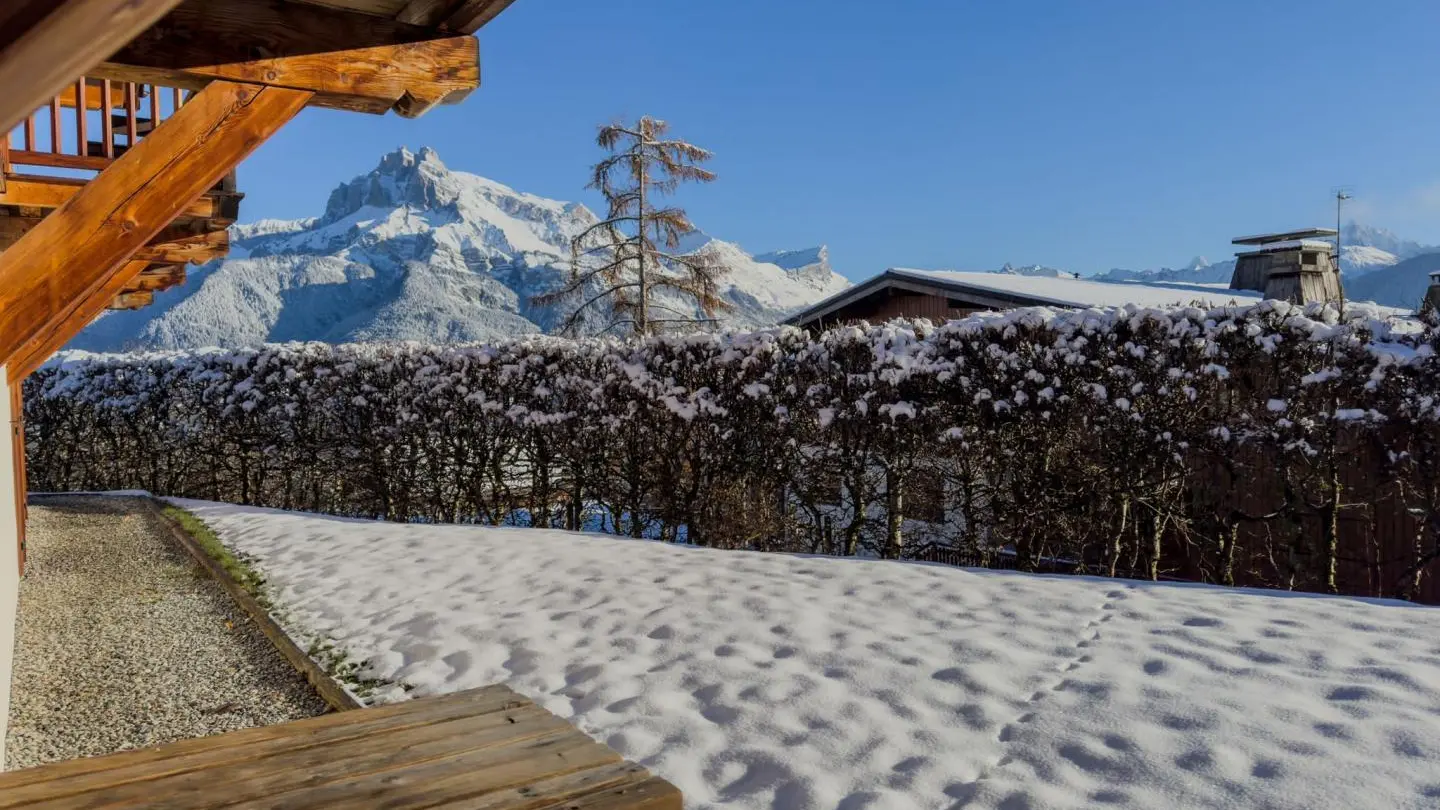 Vue sur Aiguille de Warens depuis terrasse