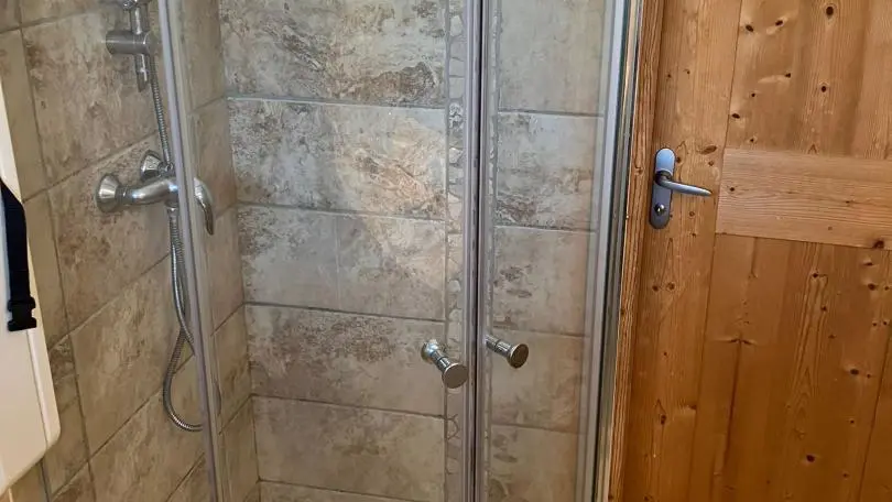 Salle de bain du bas : double vasque et douche