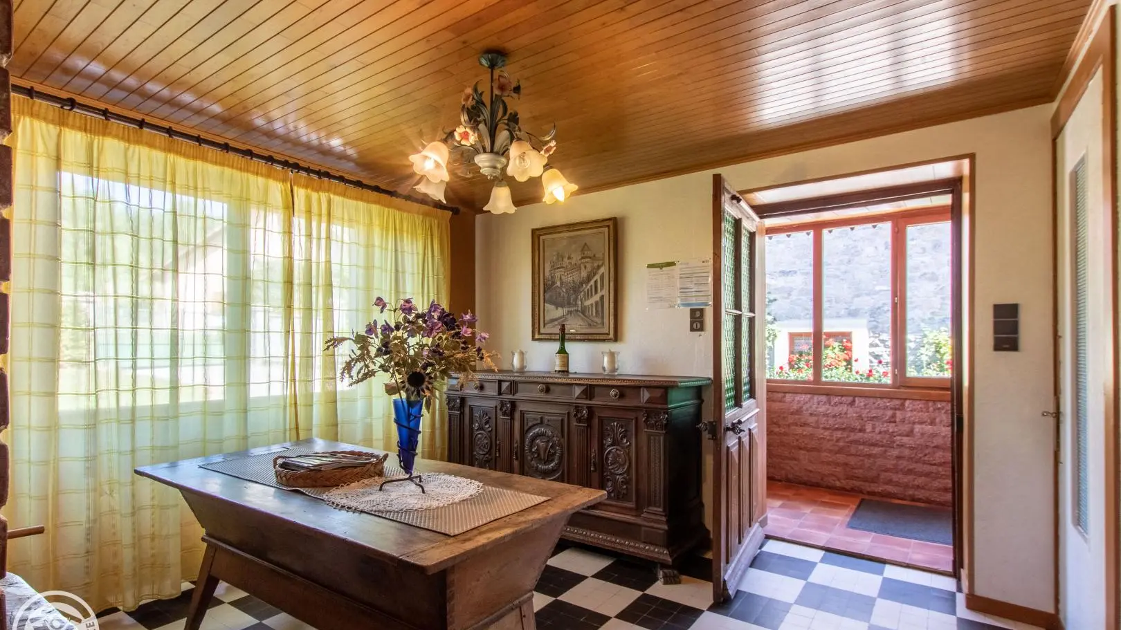 Au RDC - entrée du gîte