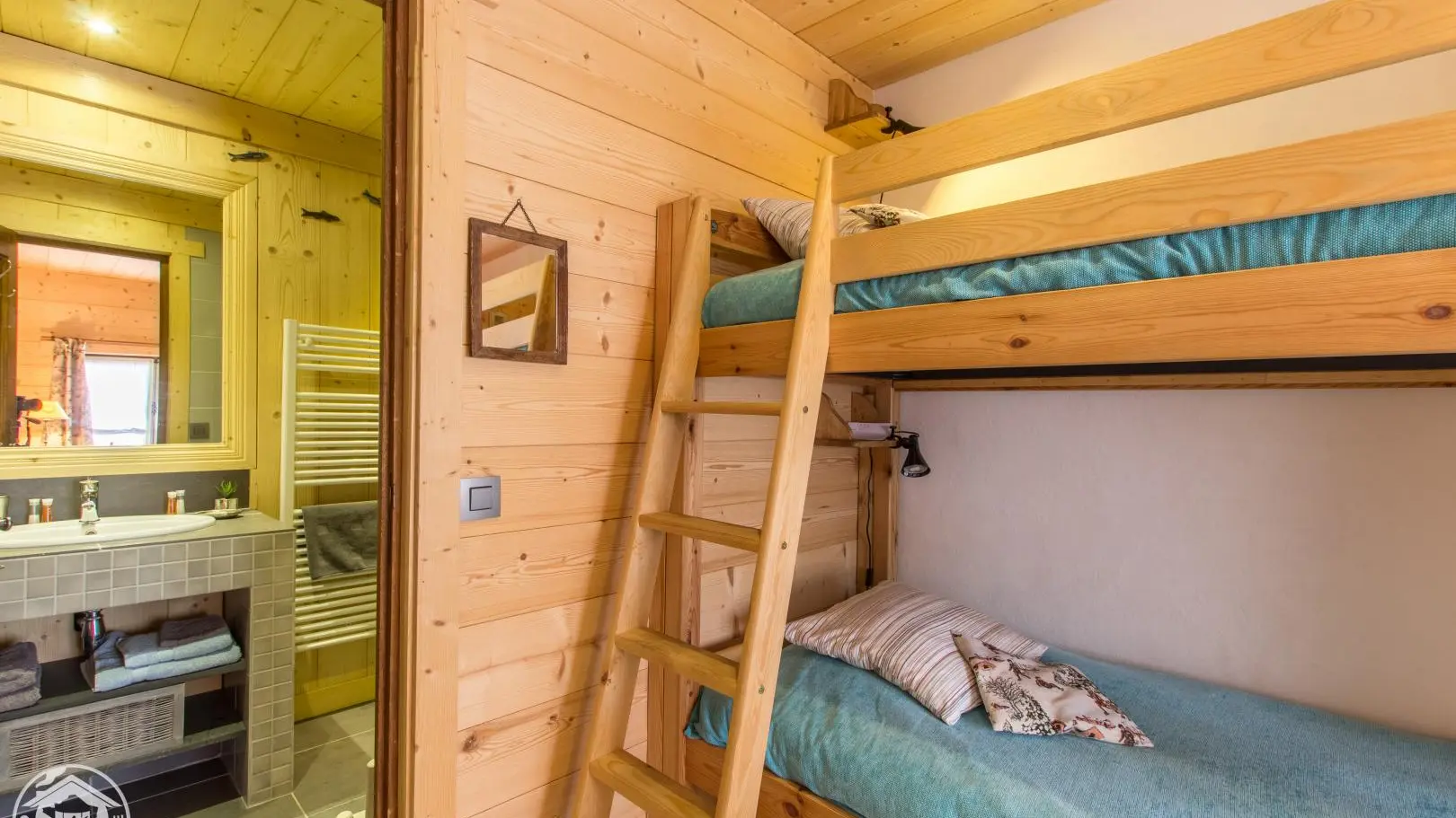 Chambre. Douche - lavabo - wc.