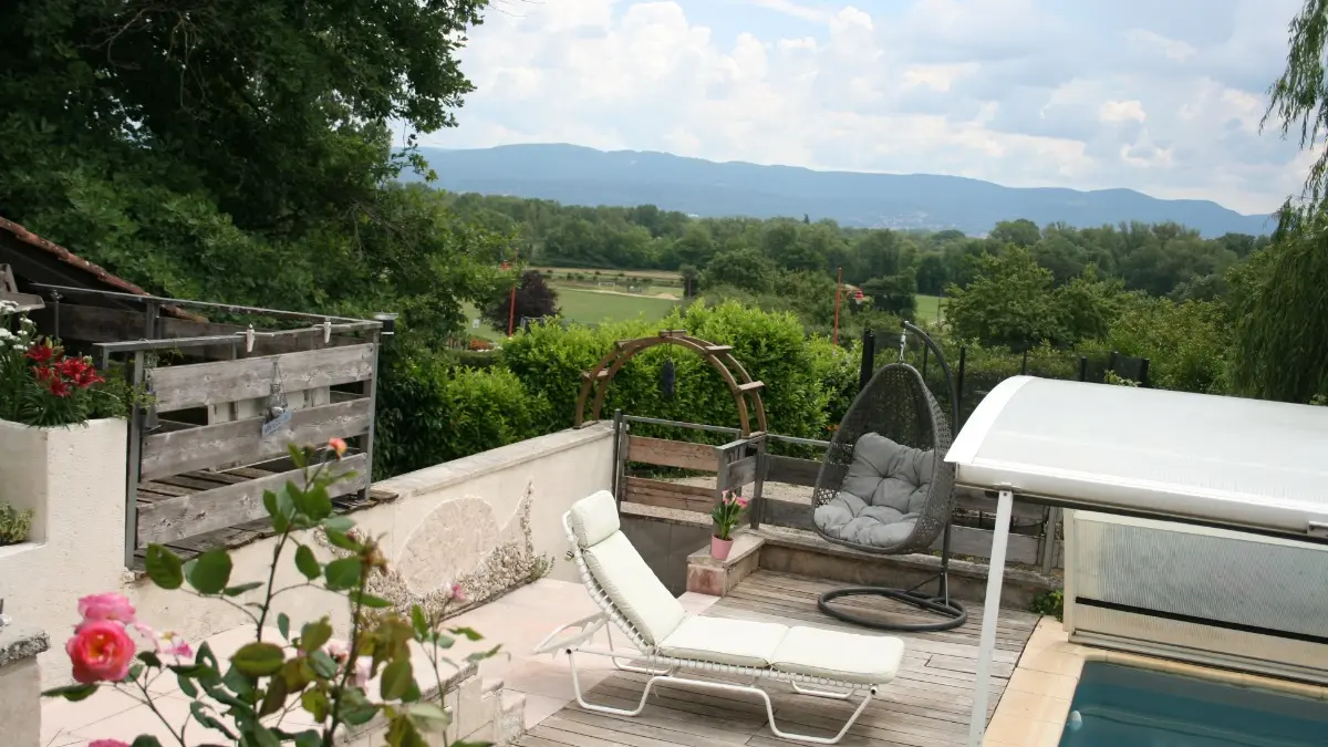 Vue sur les montagnes du Bugey depuis la piscine.