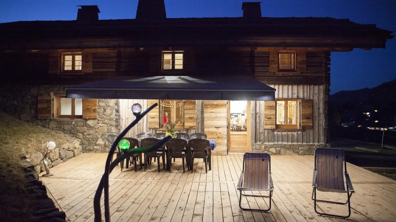 Soirée sur la terrasse du chalet La Trafolée