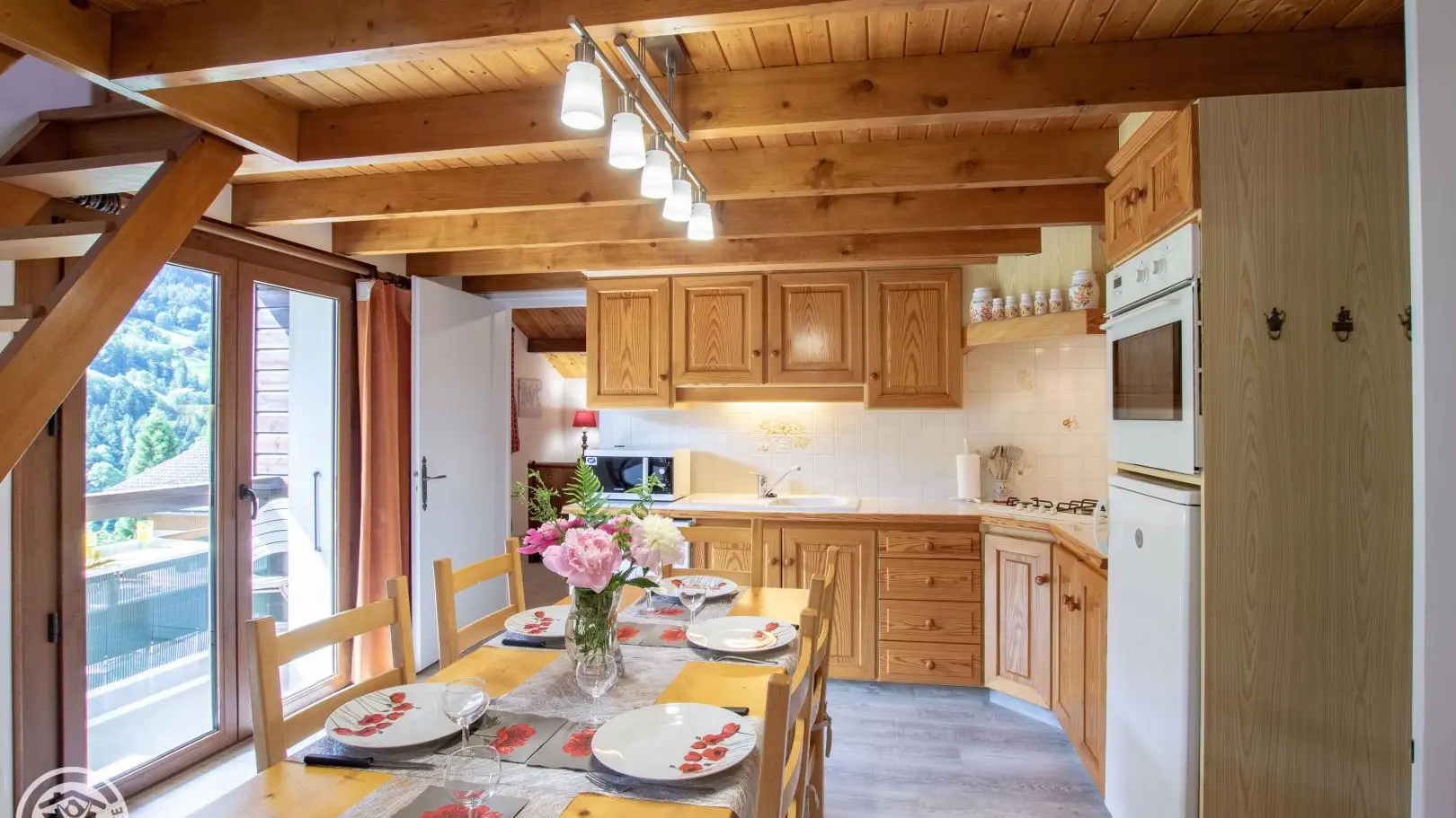 Le coin repas et la cuisine