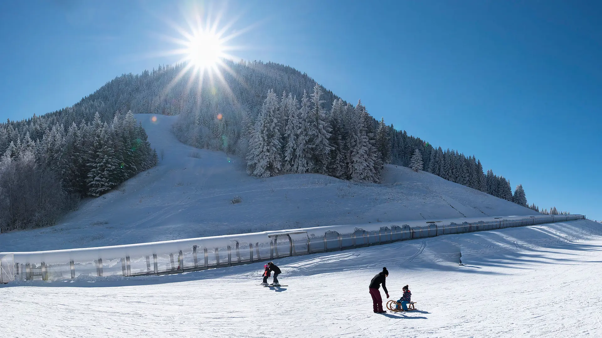Piste de ski débutants et tapis roulant couvert