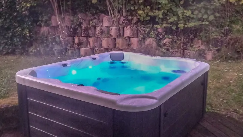 Toute l'année, profitez des bienfaits du jacuzzi en extérieur (en option auprès du propriétaire)