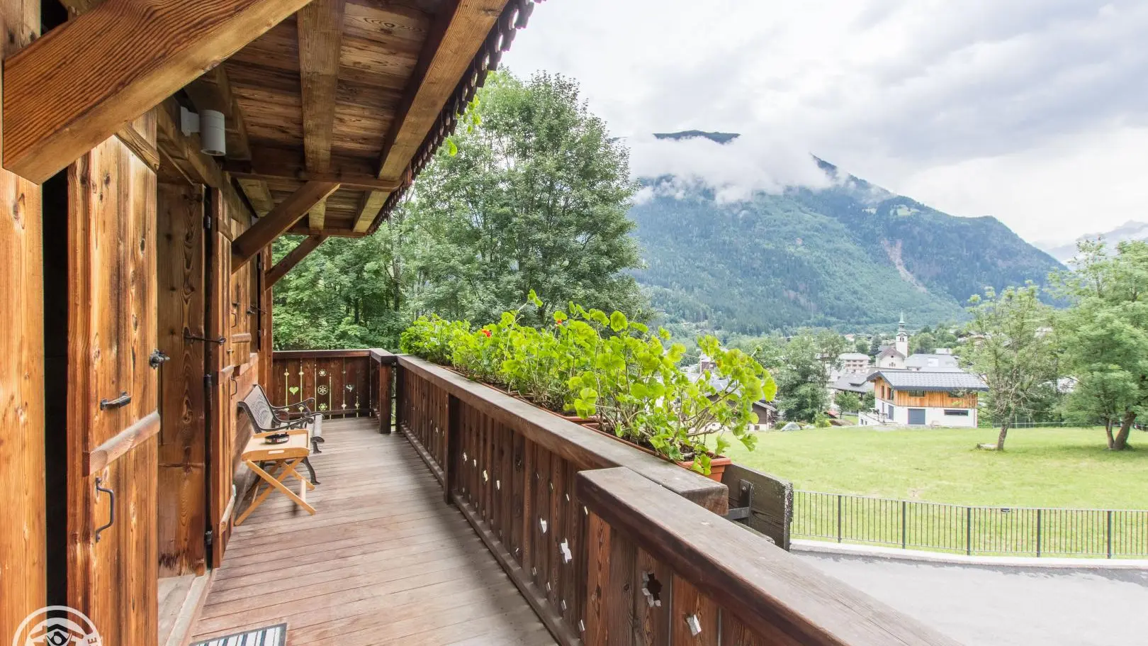 grand balcon qui donne sur le coin repas jusque sur la terrasse