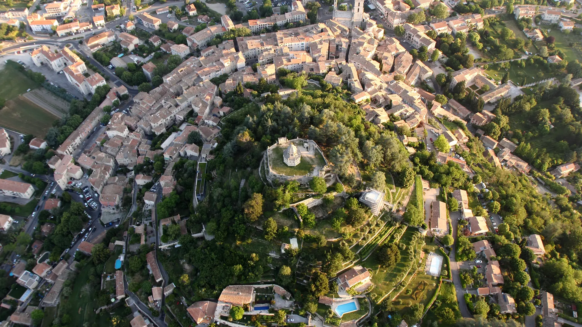 Vue aérienne de Forcalquier