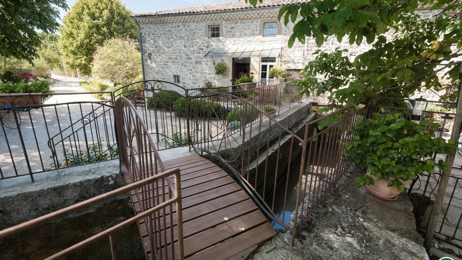 Pont du canal du moulin et acces à la piscine