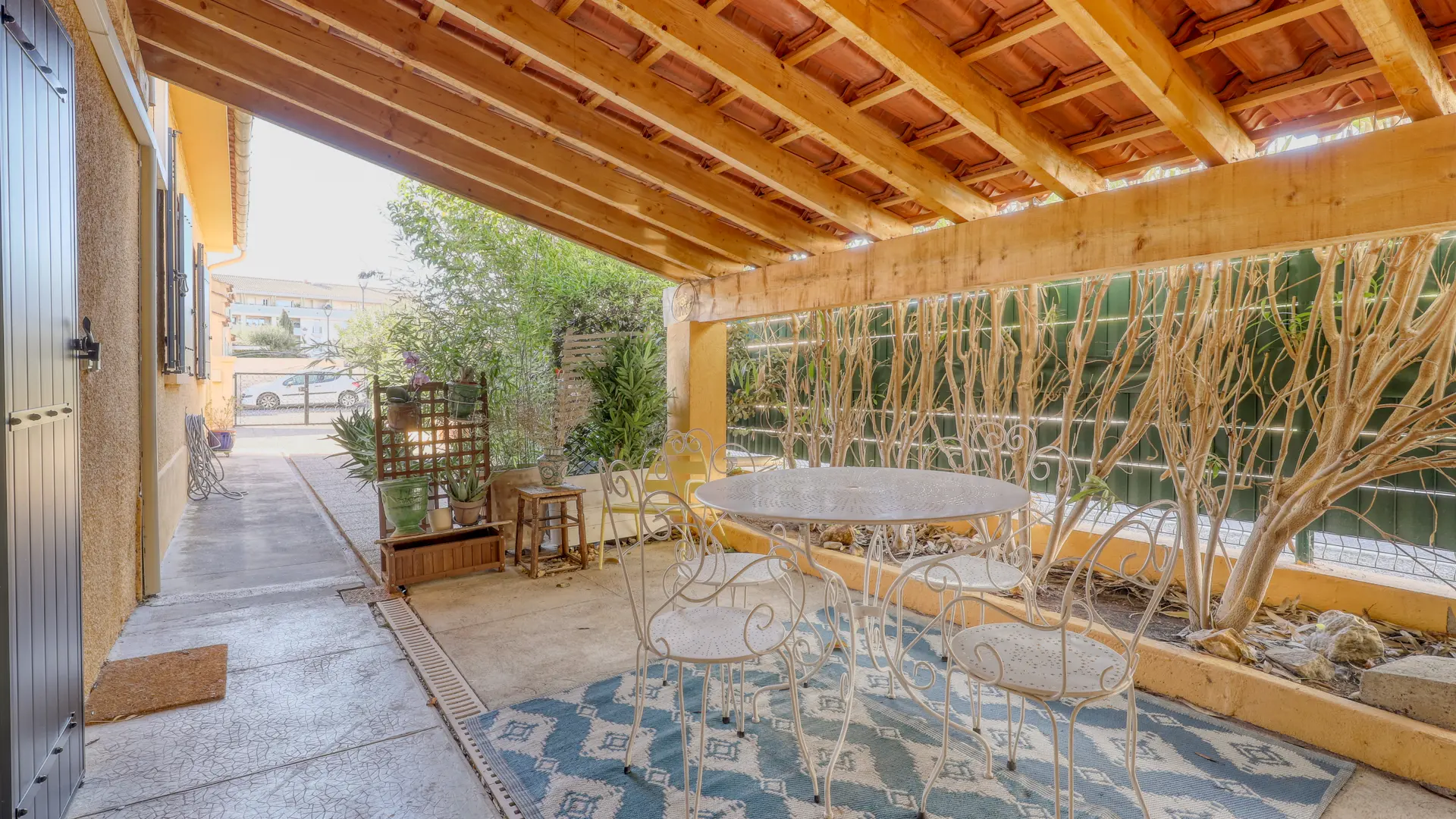 Terrasse ombragée couverte