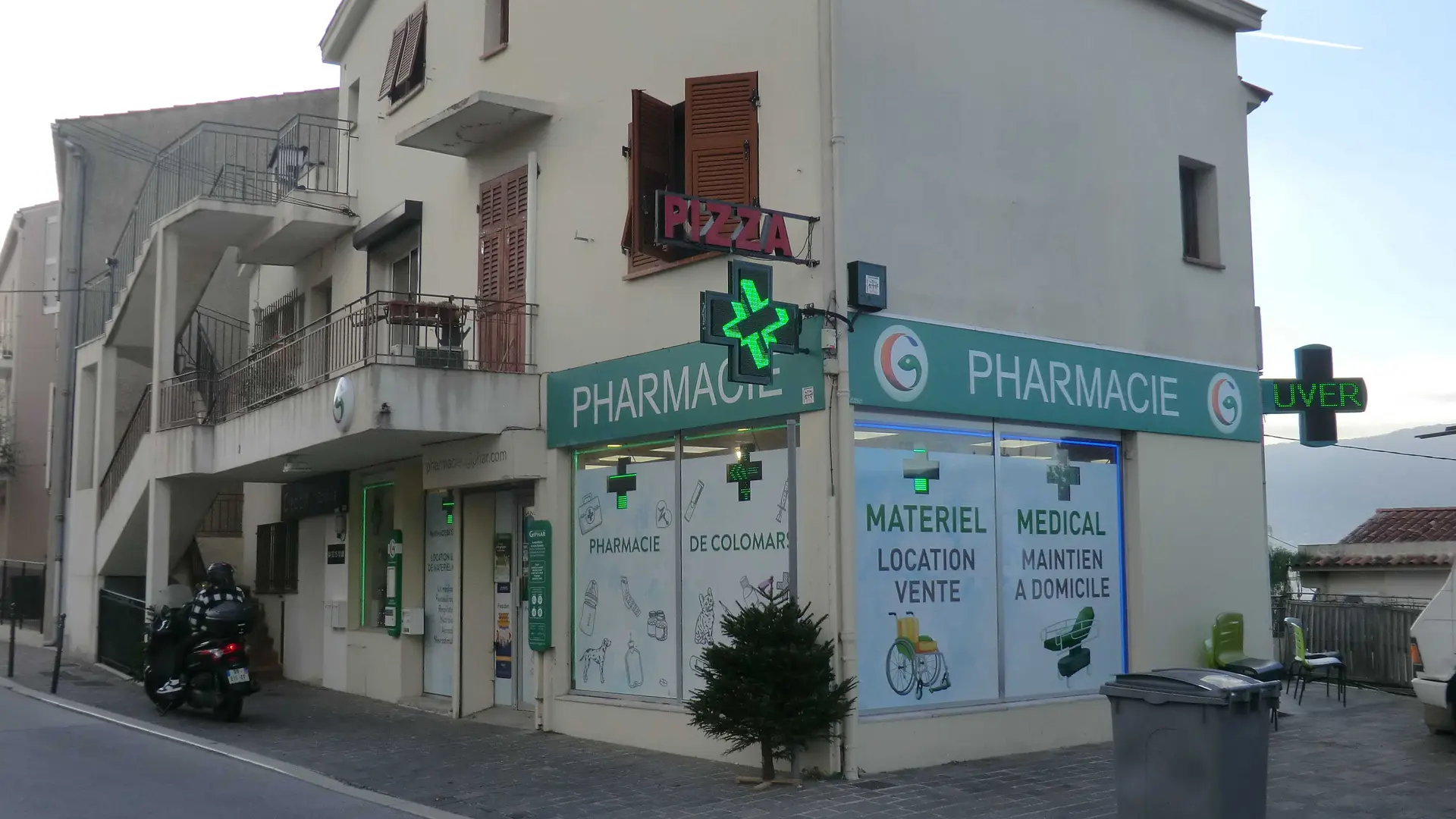 Pharmacie a l'entrée du village.
Juste a cote  de la pharmacie se trouve un camion a pizza