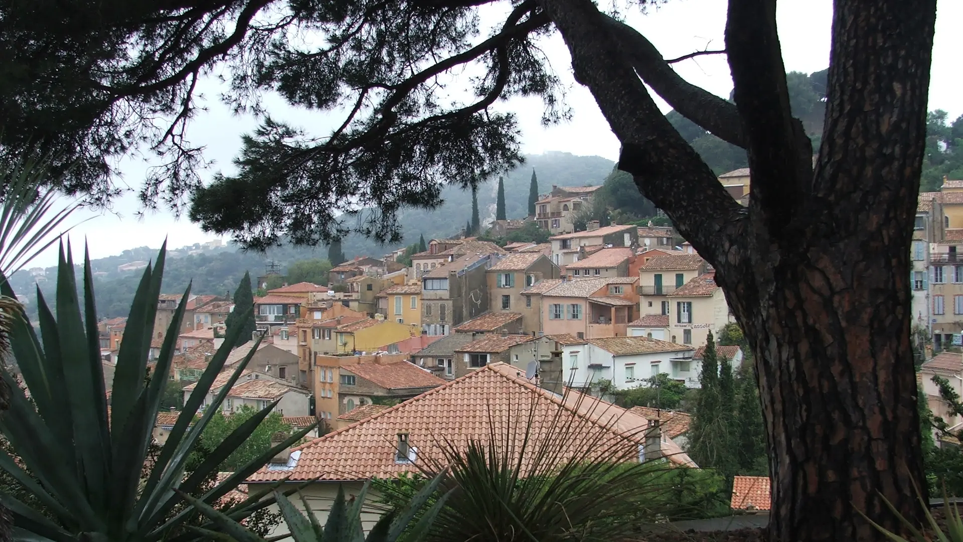 Village médiéval de Bormes (19 min à pied) où il fait bon flâner.