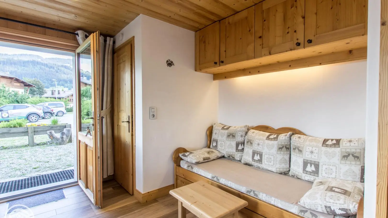 la pièce principale avec la banquette gigogne