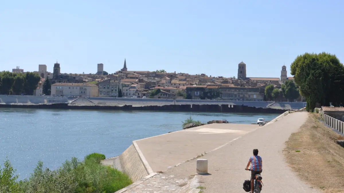 Arrivée à vélo sur Arles dans lesBouches-du-Rhône