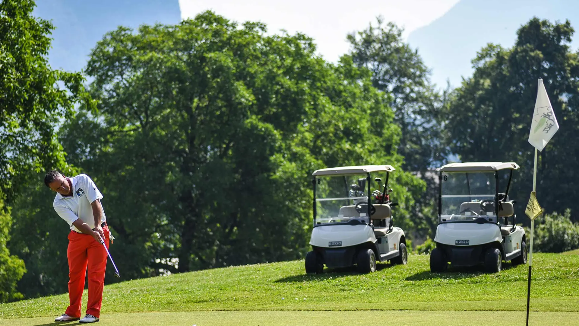 voiturettes et joueur de golf