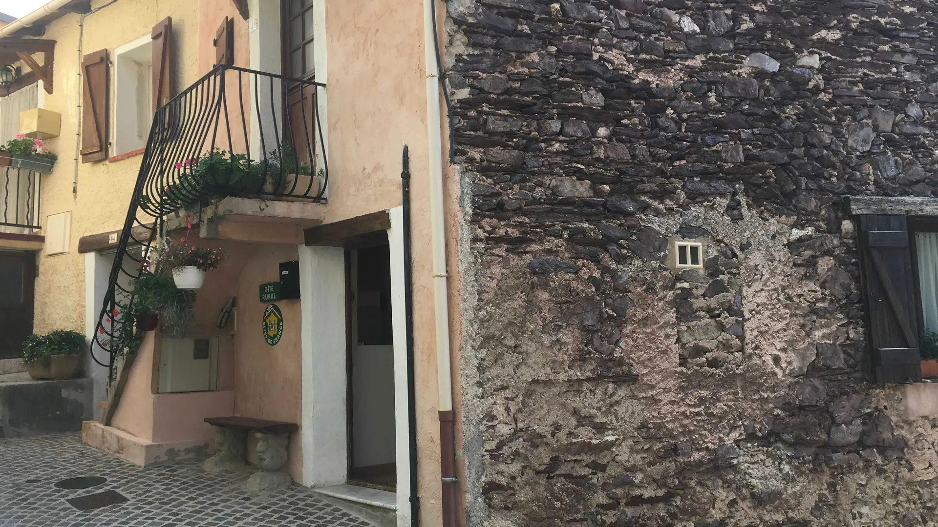 Gîte Le Rourois-Accès rez de chaussée-Roure-Gîtes de France des Alpes-Maritimes