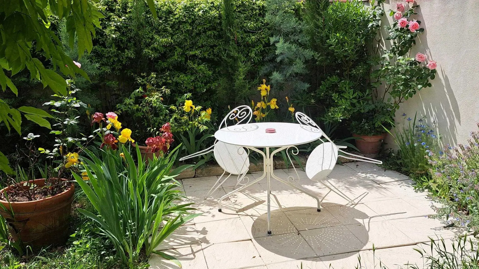 Table jardin et terrasse en fleurs de Mai de l'Oustau dei Aucèus.