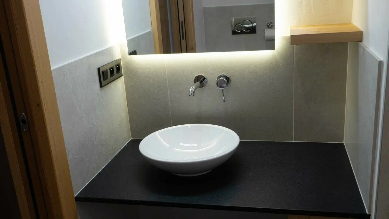 salle de bain avec vasque