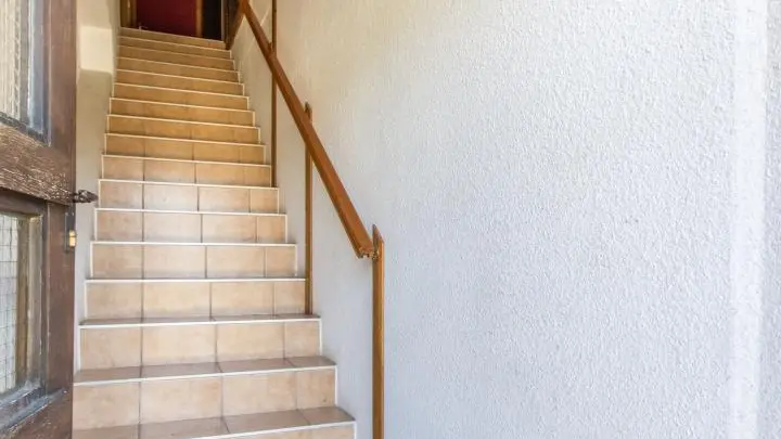 Accès au gîte par l'escalier intérieur