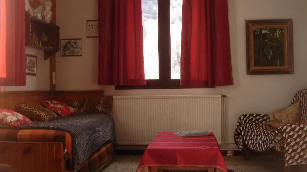 salon lumineux avec canapé, confortable, fenêtre