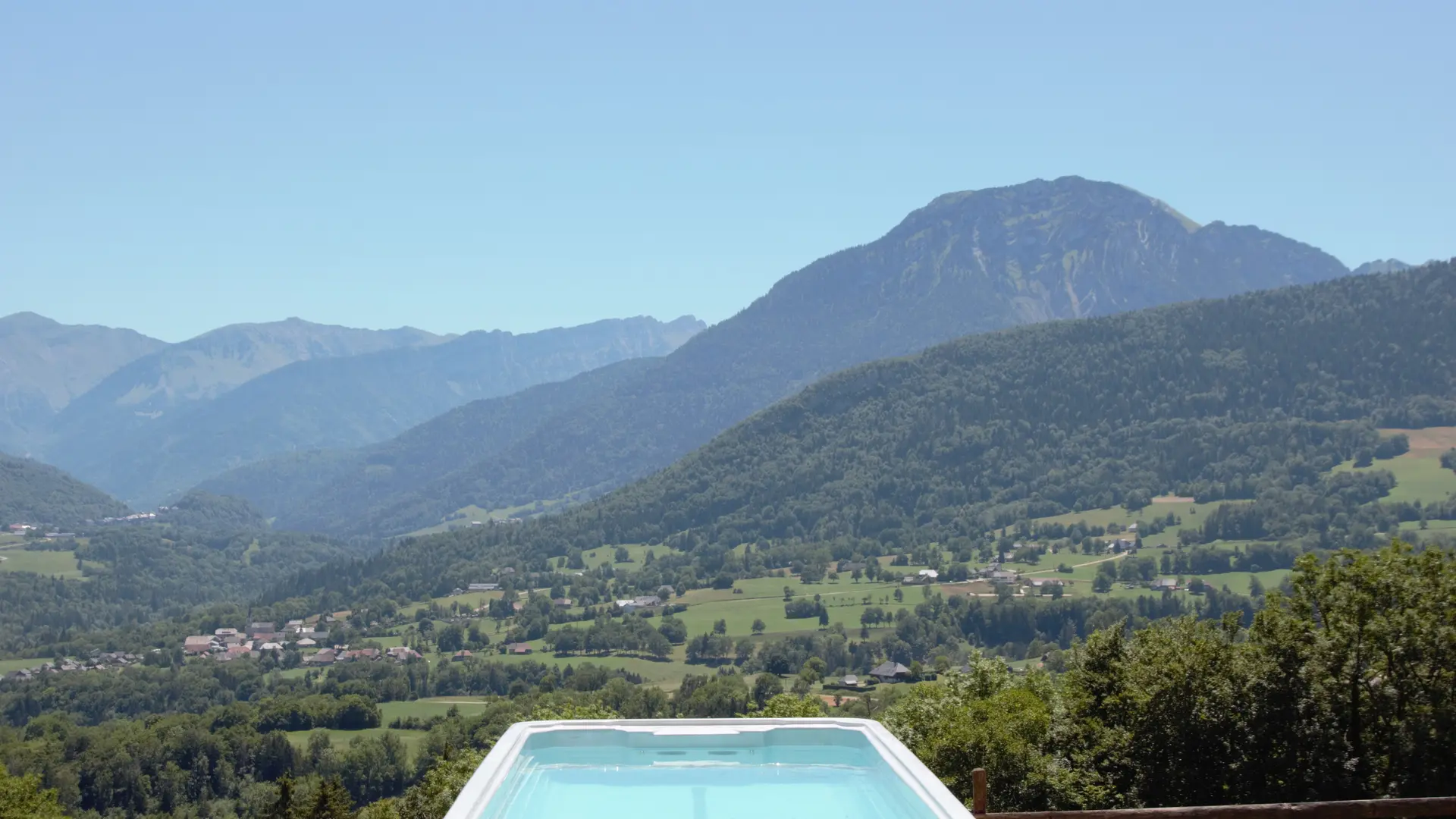 Autre vue de la piscine