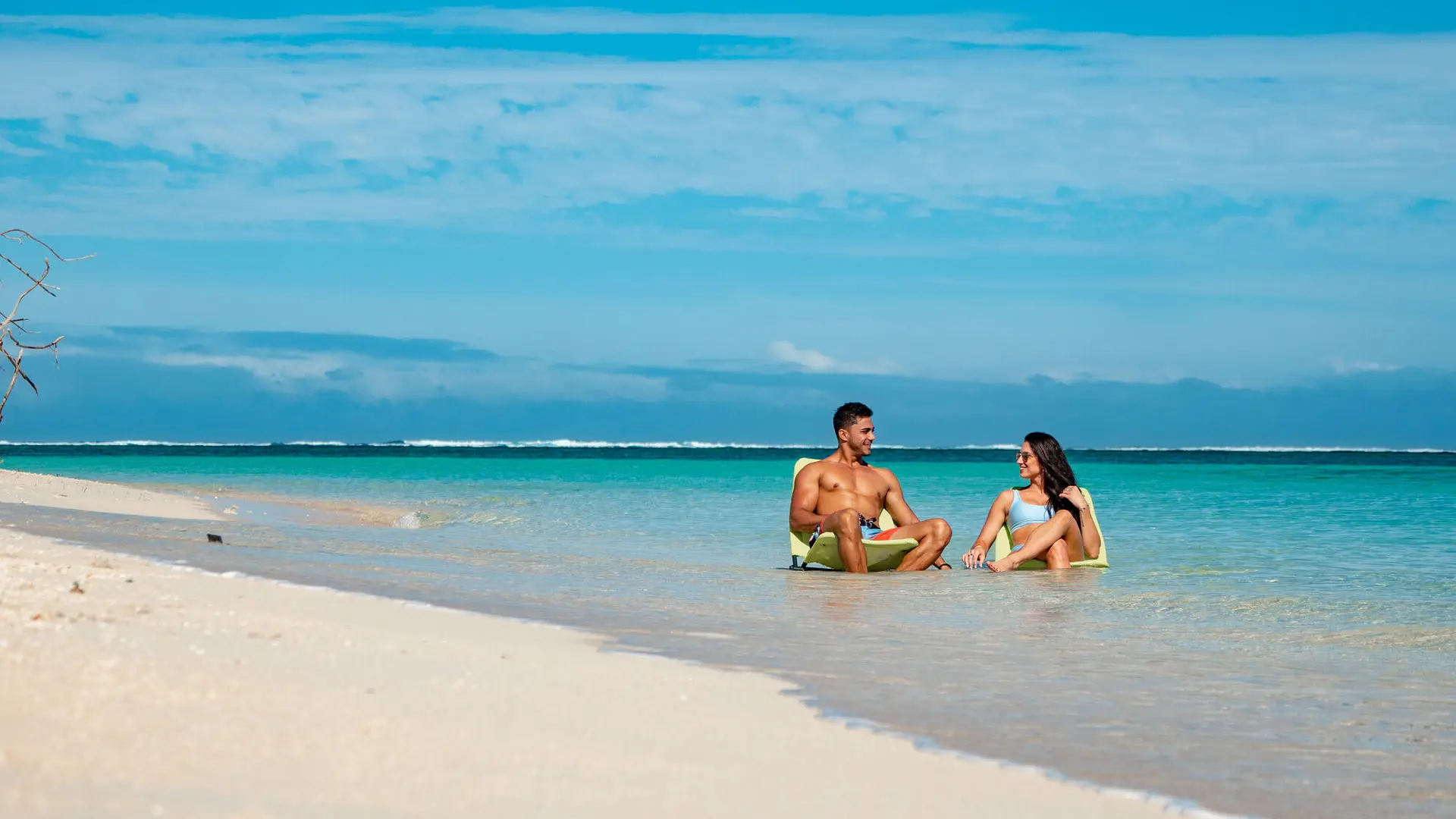 Enjoy the beach of the Tenia Island