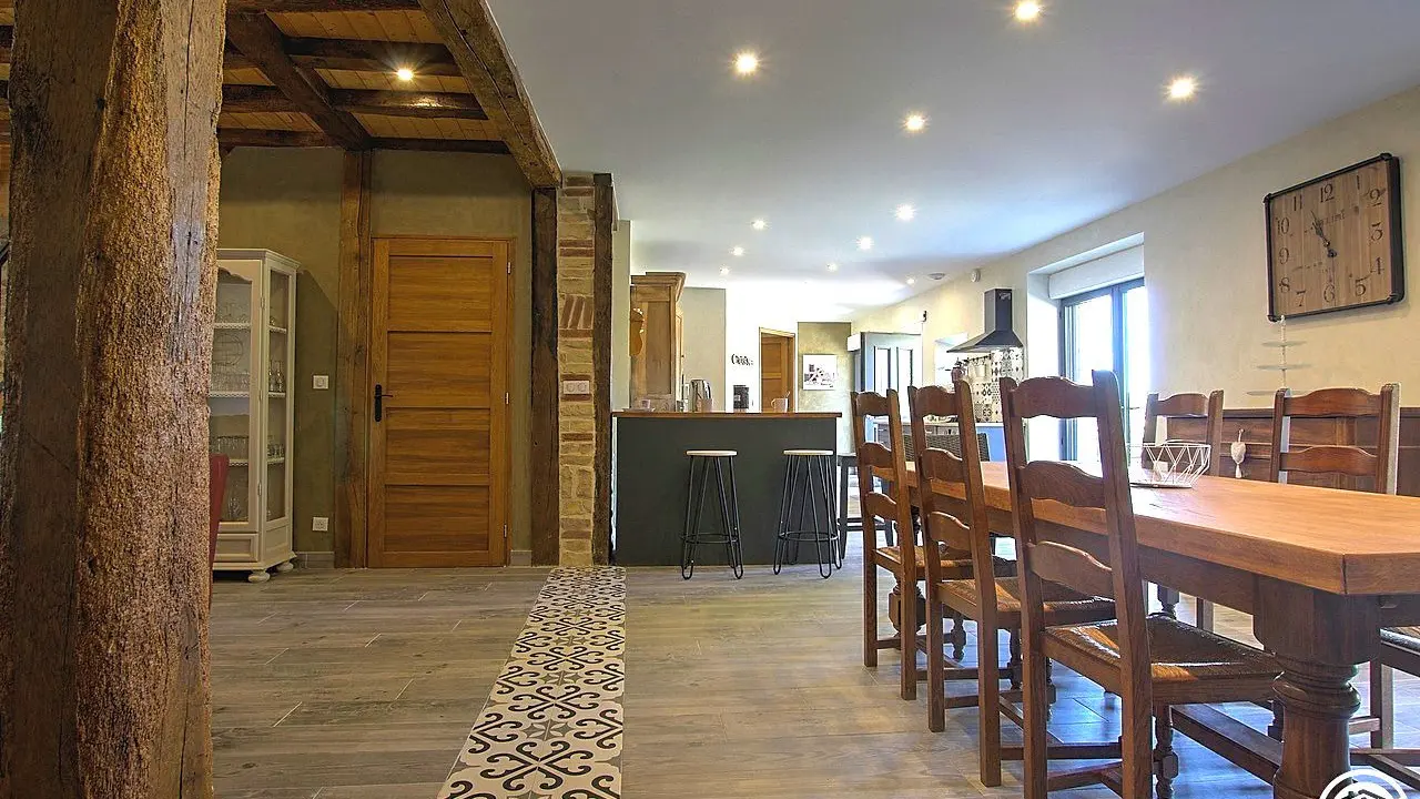 Piece principale rdc avec cuisine ouverte et salon avec puits de lumière