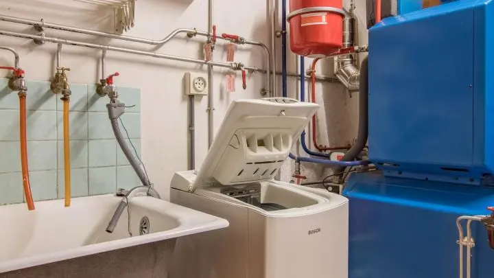 Chaufferie avec lave linge et grand bac de lavage. Grand étendage pour faire sécher le linge et les chaussures de ski et gants. Porte ski dans le garage.