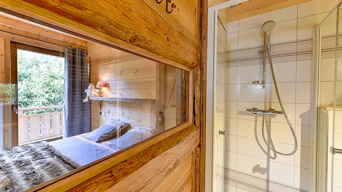 Salle d'eau chambre master - vitrage séparant la chambre de la salle d'eau