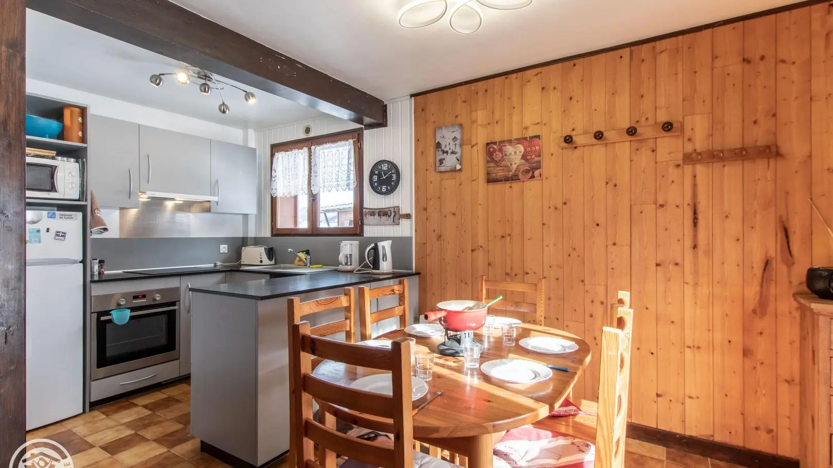 Espace repas et cuisine ouverte