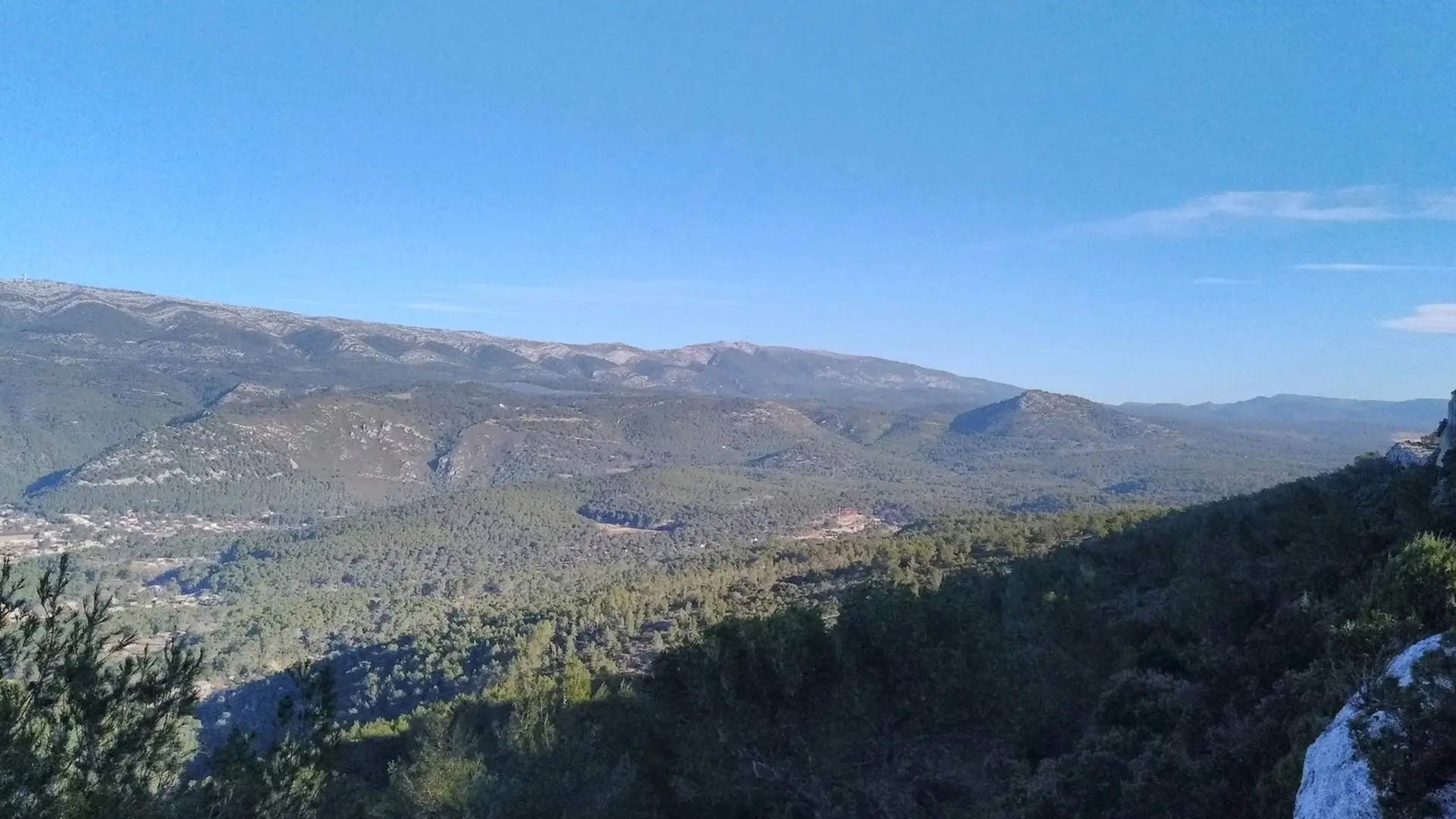 Panorama sur le versant est de la plaine de Cuges-les-Pins