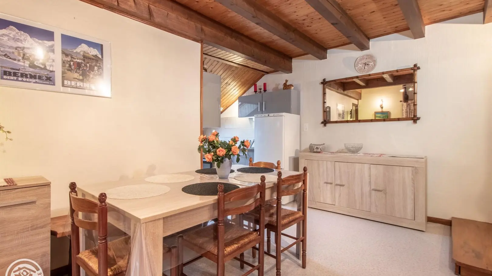 Espace repas et cuisine (à l'arrière)