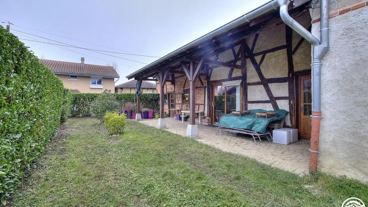 Façade du gîte avec l'entrée dans la maison