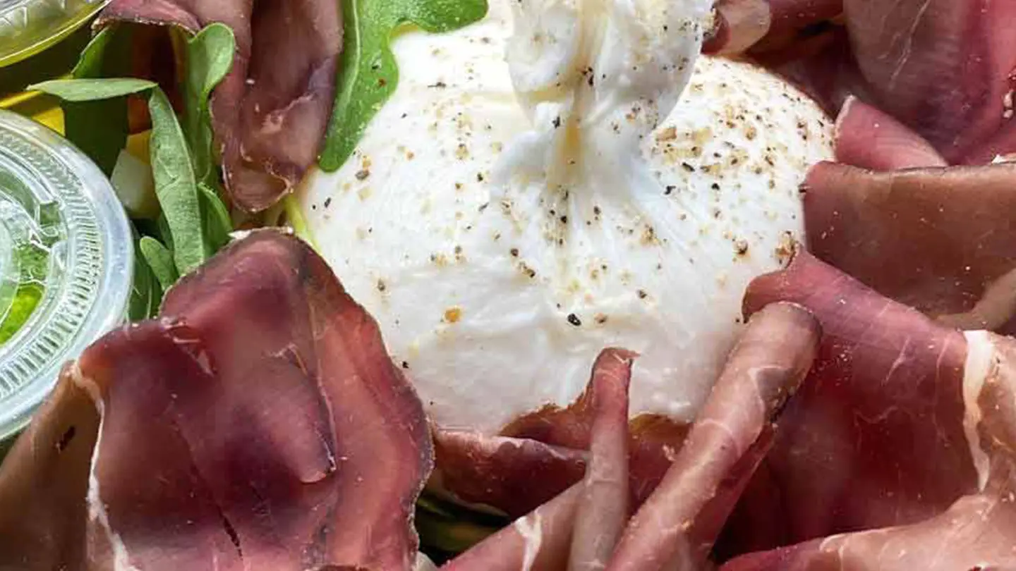 Prepration de salade avec des produits frais