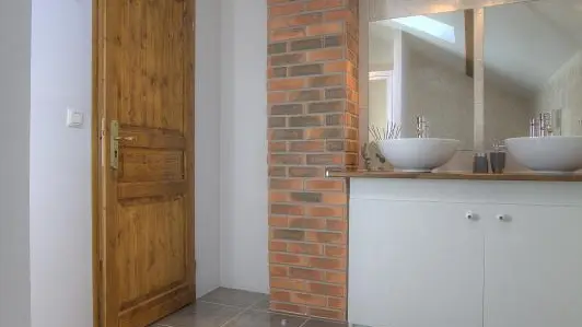 Salle d'eau commune a la chambre 2.