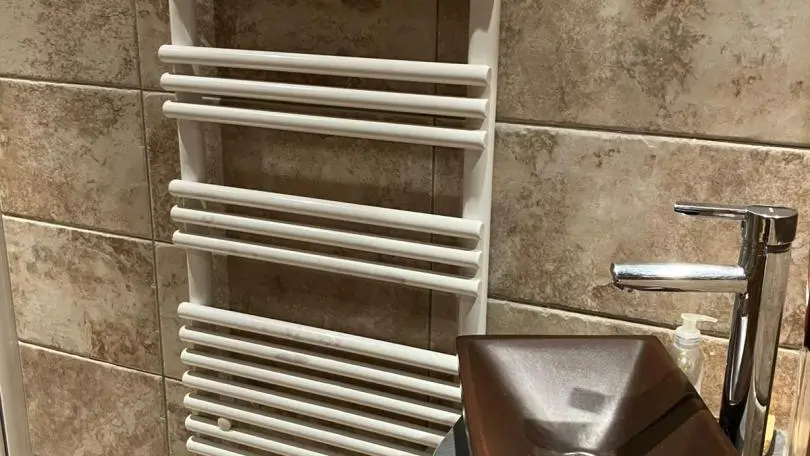 Salle de bain du haut : 1 vasque et 1 douche