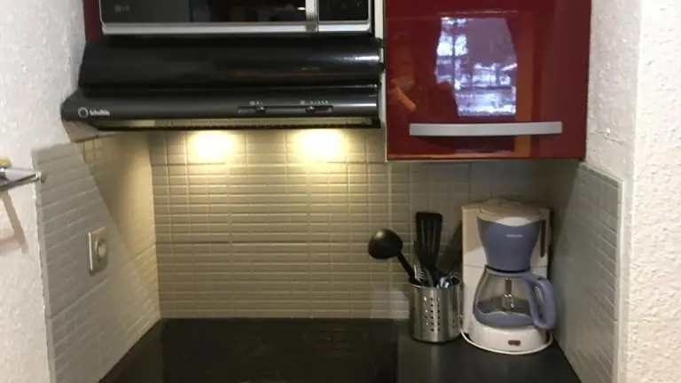 cuisine équipée de plaque induction, cafetière, frigo,four grill MO