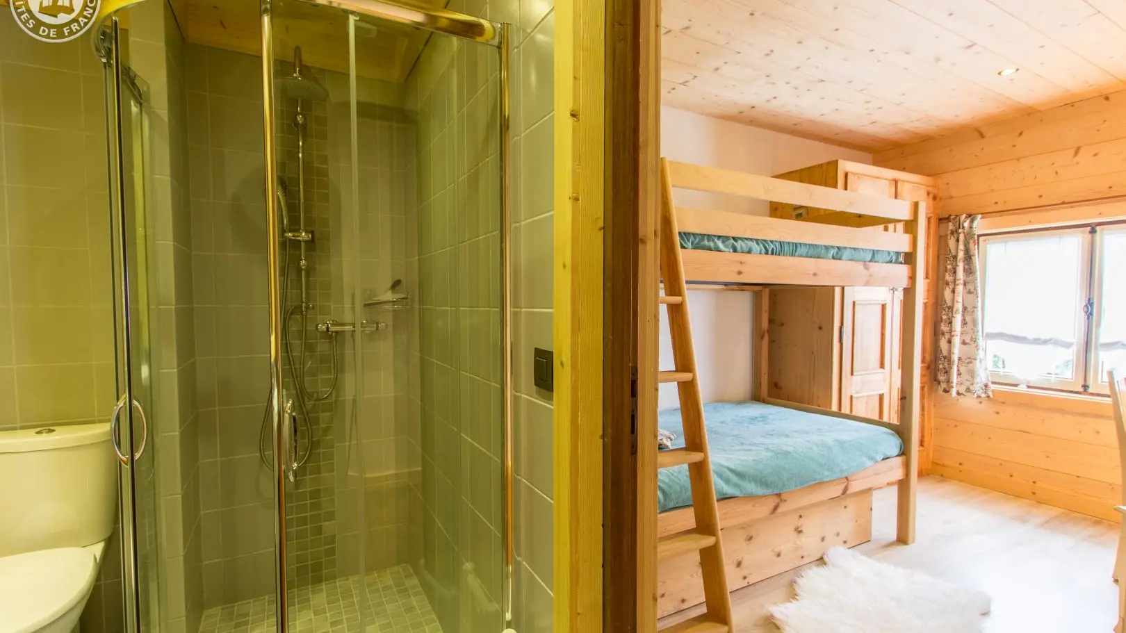 Chambre. Côté douche.