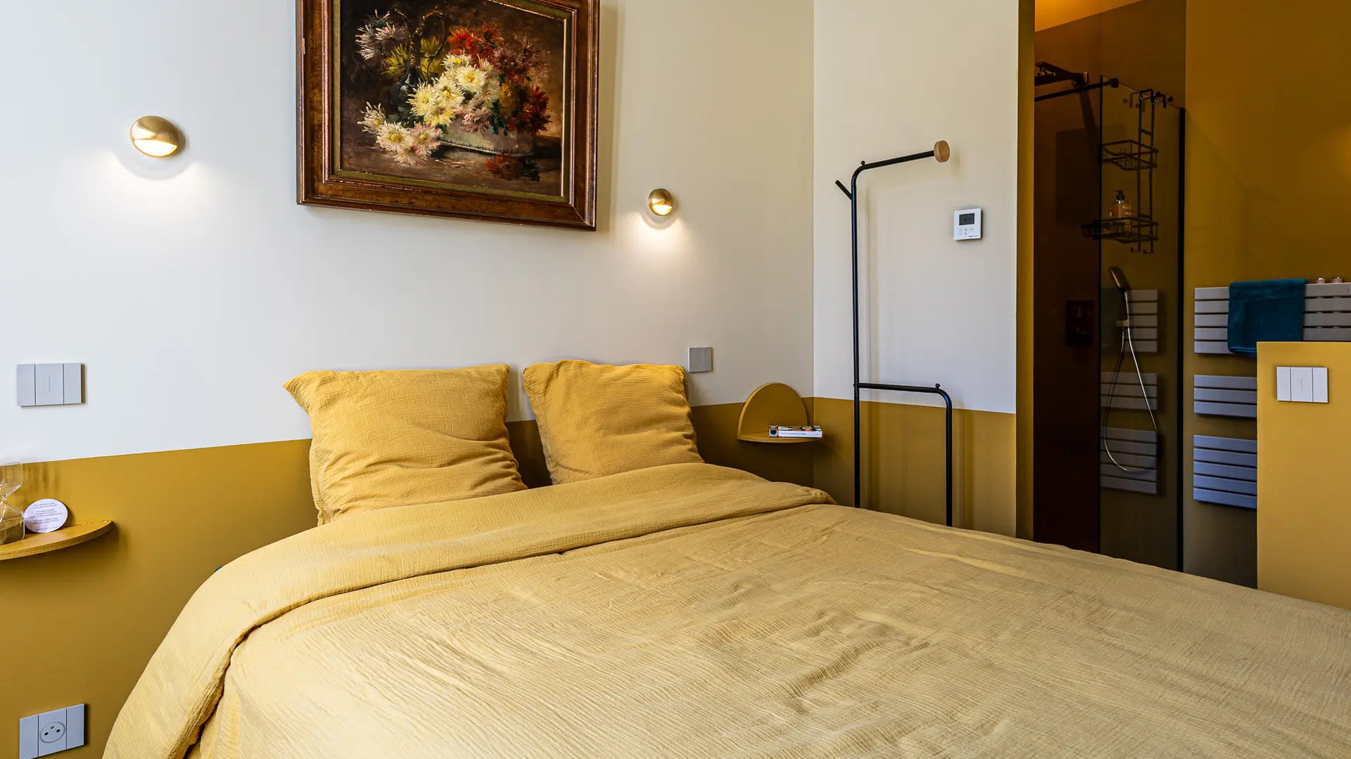 La chambre Lumini saura vous séduire avec ses tonalités chaudes et joyeuses