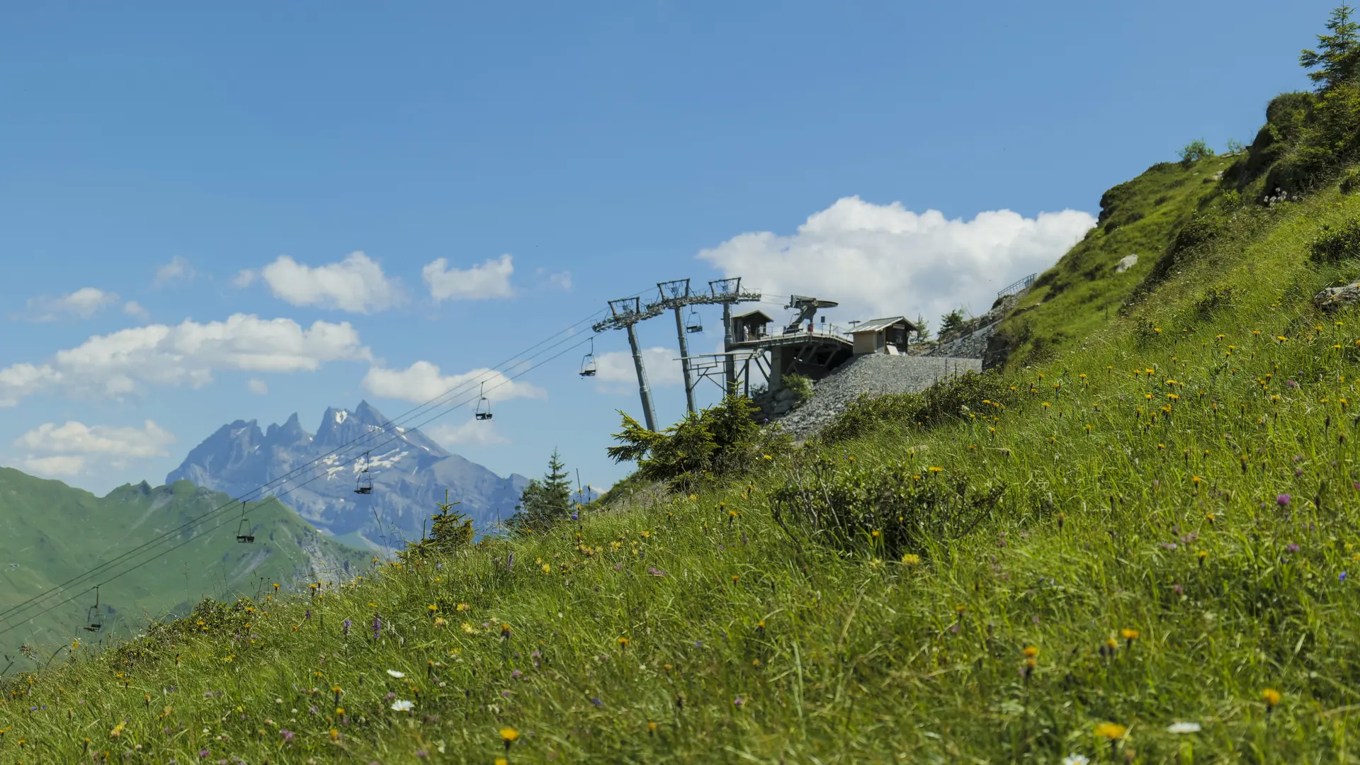 Arrivée du télésiege sur la pointe de Nyon