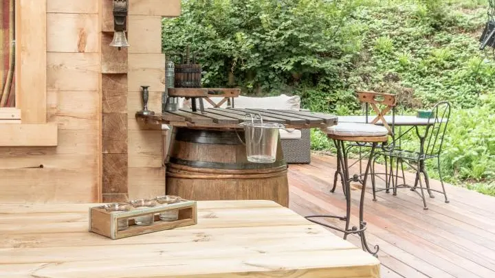 Terrasse avec mobilier de jardin et jacuzzi en option