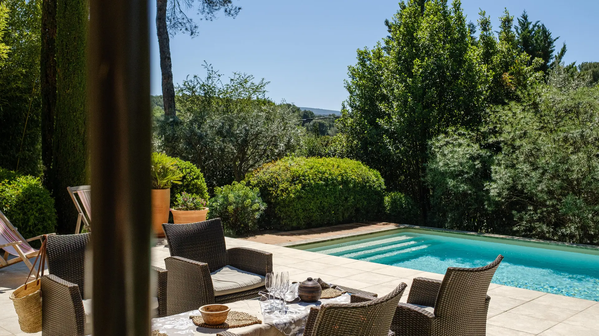 Piscine et salon de jardin