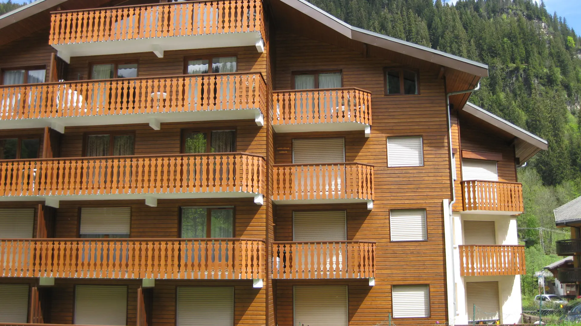 Façade du bâtiment en été