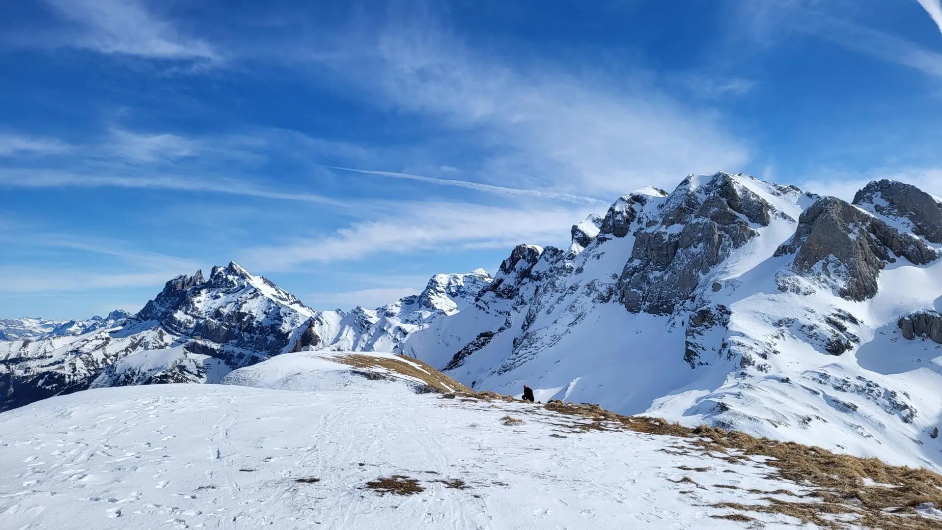 Photo touristique : dents blanches et dents du midi depuis la tête de bostan