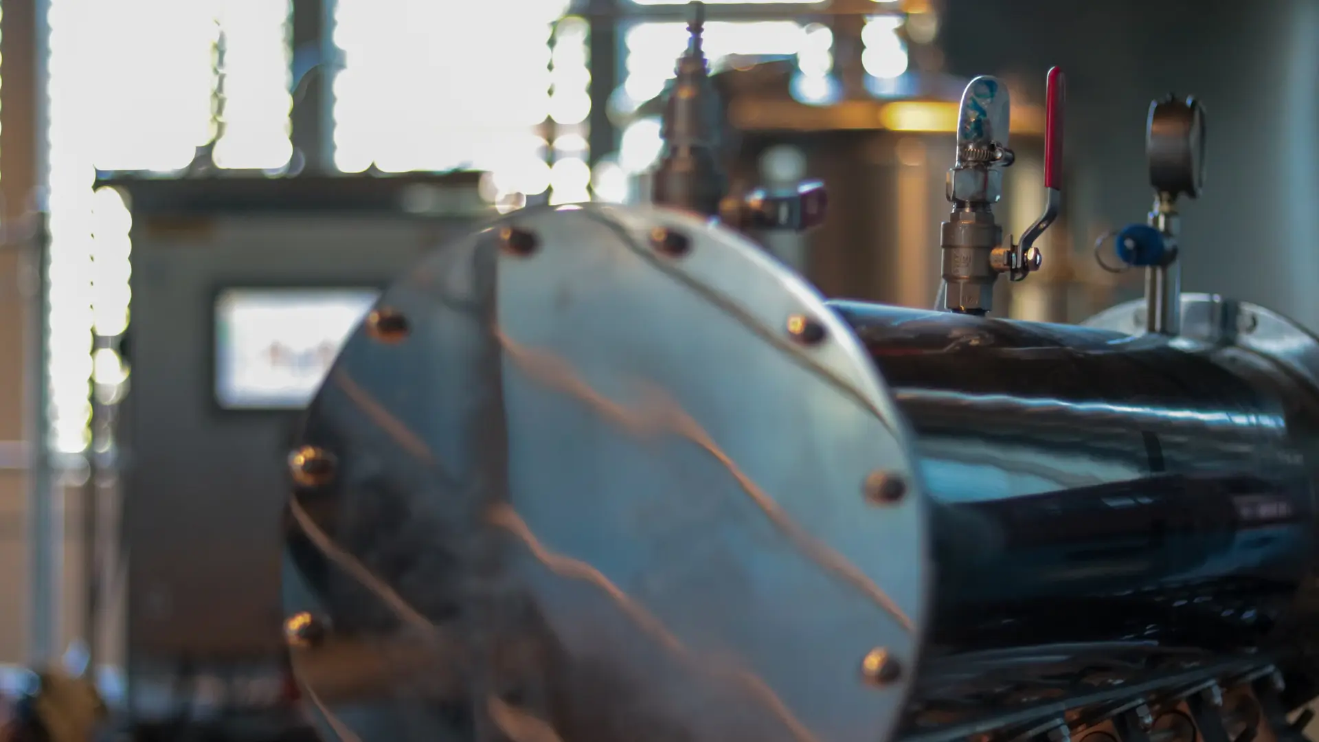 Détail d’une cuve de brassage artisanale brillante.