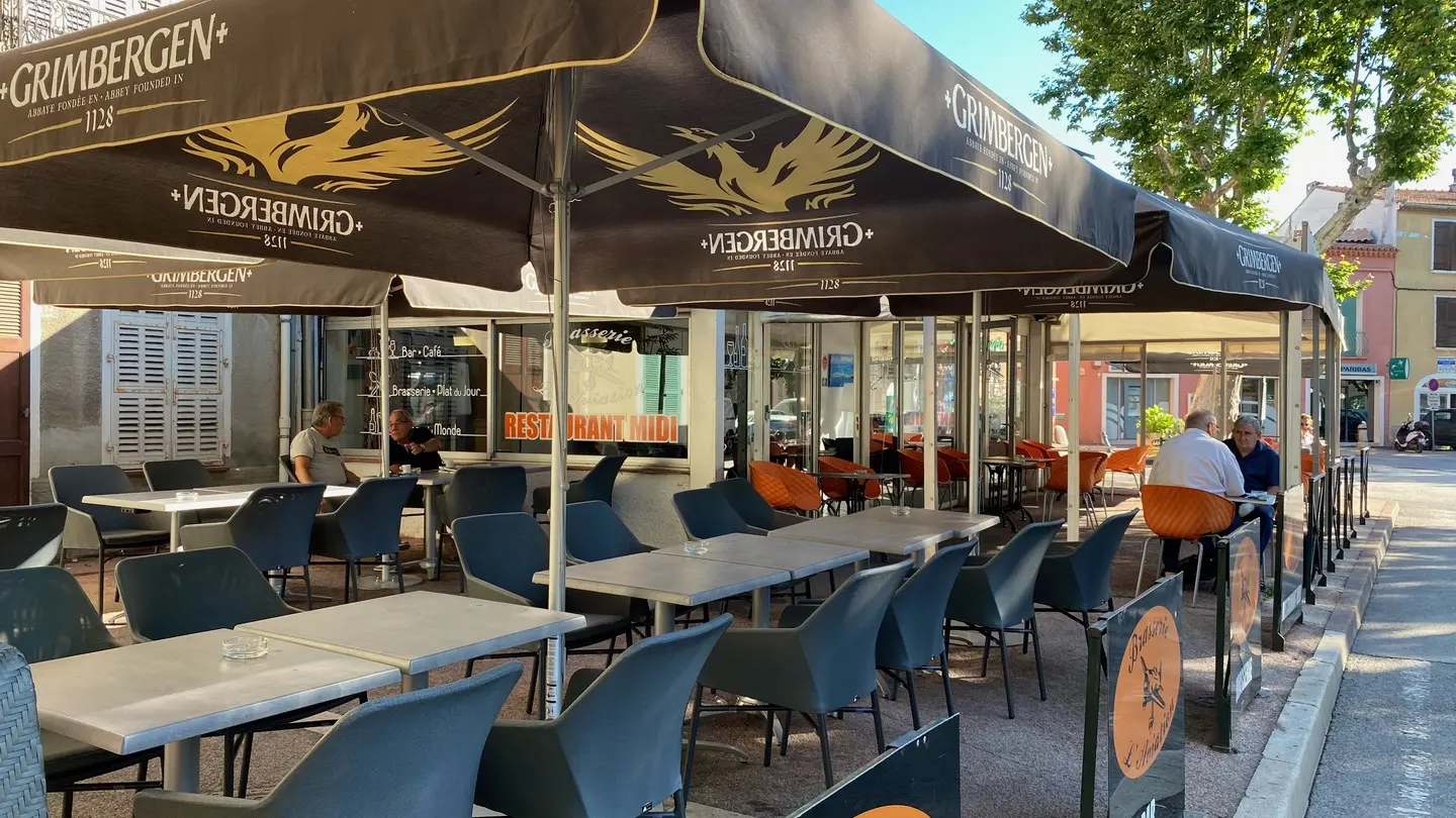 Terrasse du bar restaurant l'Aviation à Cuers